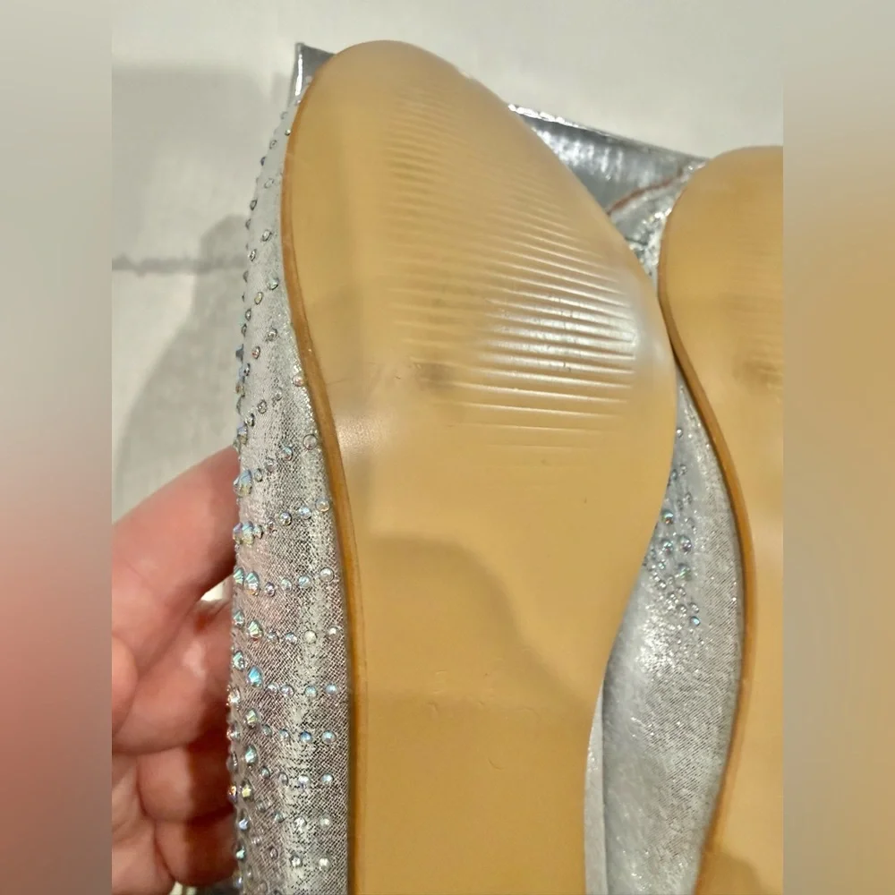 Badgley Mischka Silver Girls Dress Shoes-Size 4 - Picture 10 of 13
